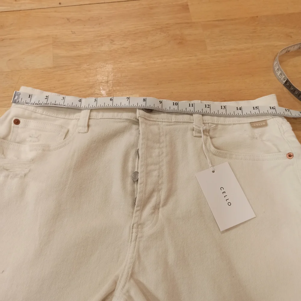 NWT women's Cello White Boyfriend cutoff Shorts SIZE XL - Picture 13 of 16